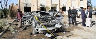 Redazione di Operai Contro, è iniziata la corsa dei padroni per spartirsi la Libia. In Libia sono mesi che agiscono mercenari USA, mentre i droni bombardano la popolazione civile La buffonata del governo Libico di unità nazionale, serviva all’ONU per far finta che l’invasione della libia era richiesta da un governo Libico leggittimo 150 mercenari posti a difendere i pozzi dell’ENI e di altri padroni sono stati catturati dall’ISIS La guerra si avvicina sempre di più all’Italia UIn lettore dal fatto quotidiano Non si ferma l’ondata di attacchi delle formazioni jihadiste in Libia. Dopo l’attentato kamikaze a Zliten che […]