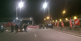 DNA – Piaggio (Pontedera – PI); Logistica – Carrefour (Castel di Leva – RM) 222° puntata: collegamento con una delegata dei Cobas che segue la vertenza dei lavoratori di DNA (azienda che lavora in appalto per Ceva, che a sua volta lavora in appalto per Piaggio) sorta in seguito a 4 licenziamenti in un piano che prevede un totale di 17 esuberi per “mancanza di lavoro” e una situazione di crisi che, a fasi alterne, si ripropone anno dopo anno. Collegamento in contemporanea con due facchini che lavorano per conto di Carrefour ortofrutta negli stabilimenti di Castel di Leva, […]