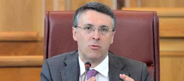 Redazione di Operai Contro, Raffaele Cantone viene presentato come il ministro dell’anticorruzione. A mio parere  non serve a niente, o meglio è il ministro che serve ai corrotti. La corruzione aumenta e non potrebbe essere altrimenti. Il sistema capitalistico è il sistema economico che si basa sul lavoro non pagato agli operai. Un padrone è bravo se riesce a fare più profitti di un altro. Cioè un padrone è bravo se riiesce a spremere più profitti dagli operai. Per Raffaele Cantone questa è onestà. Qual’è la funzione di Cantone? Cantone dovrebbe impedire la corruzione dei politici e degli amministratori, […]