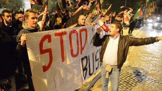 Redazione di Operai Contro,. vi invio due articoli della Stampa. Sono la testimonianza delle conseguenze del razzismo del governo, del nazionalismo dei padroni e della propaganda piccolo borghese Il governo del Pd del gangster Renzi alimenta il razzismo contro gli emigranti Ora Renzi si prepara tranquillamente a bombardare i libici Solo nel 2015 sono stati 4000 gli emigranti assassinati nel mediterraneo Ai padroni vanno bene gli operai stranieri sottopagati La piccola borghesia che è sempre vissuta dell’elargizione dei padroni, fatte sulle spalle degli operai. Oggi che la crisi li immiserisce, trovano i responsabili: gli emigranti Gli operai devono imparare […]