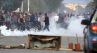 Redazione di Operai Contro, la rivolta contro il governo in Tunisia prosegue Centotrentaquattro persone sono state fermate dalla polizia tunisina per le violenze commesse durante le manifestazioni contro il governo andate in scena nelle province di Ariana e Manouba. Secondo le ultime stime un centinaio di persone sono rimaste ferite negli scontri.   A Kasserine da domenica 17 gennaio si sono verificati quasi quotidianamente scontri con le forze di polizia. I giovani hanno attaccato la sede del governatorato e hanno bruciato pneumatici su strade pubbliche. Martedì 19 gennaio gli scontri si sono intensificati quando i manifestanti hanno lanciato pietre […]