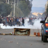 Redazione di Operai Contro, la rivolta contro il governo in Tunisia prosegue Centotrentaquattro persone sono state fermate dalla polizia tunisina per le violenze commesse durante le manifestazioni contro il governo andate in scena nelle province di Ariana e Manouba. Secondo le ultime stime un centinaio di persone sono rimaste ferite negli scontri.   A Kasserine da domenica 17 gennaio si sono verificati quasi quotidianamente scontri con le forze di polizia. I giovani hanno attaccato la sede del governatorato e hanno bruciato pneumatici su strade pubbliche. Martedì 19 gennaio gli scontri si sono intensificati quando i manifestanti hanno lanciato pietre […]