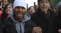 Redazione, le immagini sono migliori delle parole Viva i rivoltosi Un giovane disoccupato         In Tunisia la rivolta dei disoccupati è arrivata anche a Tunisi. E dopo giorni di cortei pacifici sono aumentate le devastazioni e gli scontri con la polizia. Per questo il ministero dell’Interno ha ordinato il coprifuoco in tutto il paese dalle 20 alle 5 del mattino. Nella capitale la situazione è particolarmente tesa nel quartiere Cité Etadhamen dove nella notte tra il 21 e il 22 gennaio sono state arrestate 16 persone perché ritenute responsabili di atti di vandalismo. Ci sono stati scontri anche in altre zone […]