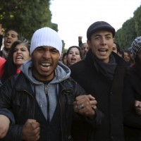 Redazione, le immagini sono migliori delle parole Viva i rivoltosi Un giovane disoccupato         In Tunisia la rivolta dei disoccupati è arrivata anche a Tunisi. E dopo giorni di cortei pacifici sono aumentate le devastazioni e gli scontri con la polizia. Per questo il ministero dell’Interno ha ordinato il coprifuoco in tutto il paese dalle 20 alle 5 del mattino. Nella capitale la situazione è particolarmente tesa nel quartiere Cité Etadhamen dove nella notte tra il 21 e il 22 gennaio sono state arrestate 16 persone perché ritenute responsabili di atti di vandalismo. Ci sono stati scontri anche in altre zone […]
