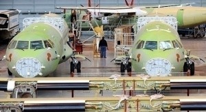 Redazione, anche il settore aerospaziale ma soprattutto bellico si sta ridisegnando, in vista dei futuri scenari globali preparati dai padroni in tutto il mondo. Nel mirino gli operai di ALENIA e SELEX, in particolare con il trasferimento della produzione bellica verso il nord. Produzione e distribuzione si spostano gradualmente per compiacere le necessità dell’imperialismo atlantista, al quale l’Italia dei padroni non fa certo mancare la sua parte di supporto attivo. Sufficientemente coperti nella parte meridionale con il comando NATO a Napoli e la base MUOS in Sicilia, i signori della guerra si compattano verso la parte settentrionale dell’europa, compattando […]