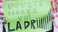 Redazione di Operai Contro, Renzi prende per il culo i risparmiatori che lui e le banche hanno derubato. Se i poveri cristi derubati pensano che con le manifestazioni pacifiche otterranno quando gli hanno rubato si sbagliano. Lo stato  serve a difendere gli interessi dei padroni. Un Toscano di Pisa dal fatto quotidiano   Come da copione, si allungano i tempi per il varo dei decreti che devono fissare i criteri per i rimborsi agli obbligazionisti subordinati di Banca Etruria, Banca Marche, Cariferrara e Carichieti. La legge di Stabilità, in cui sono stati stanziati 100 milioni di euro per rimborsare parzialmente chi […]