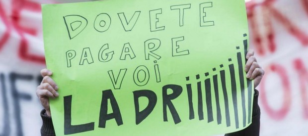 Redazione di Operai Contro, Renzi prende per il culo i risparmiatori che lui e le banche hanno derubato. Se i poveri cristi derubati pensano che con le manifestazioni pacifiche otterranno quando gli hanno rubato si sbagliano. Lo stato  serve a difendere gli interessi dei padroni. Un Toscano di Pisa dal fatto quotidiano   Come da copione, si allungano i tempi per il varo dei decreti che devono fissare i criteri per i rimborsi agli obbligazionisti subordinati di Banca Etruria, Banca Marche, Cariferrara e Carichieti. La legge di Stabilità, in cui sono stati stanziati 100 milioni di euro per rimborsare parzialmente chi […]