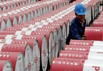 Redazione di Operai Contro, 1 barile di petrolio(  159 litri) costano meno di 30 dollari. Il suo costo scenderà e tutti i calcoli dei padroni vanno a farsi benedire. Russia, Venezuela, USA , che speravano di far soldi vendendo petrolio restano all’asciutto. Anche i paesi arabi iniziano a subire le conseguenze. Altro che ripresa come vanno propagandando il gangster Renzi e il mostro Padoan La crisi del capitalismo si aggrava sempre di più, ma il capitalismo non cadrà da solo. Solo gli operai possono sotterrrarlo con la loro insurrezione Vi invio una Cronaca Un operaio Cronaca ansa Il peso […]