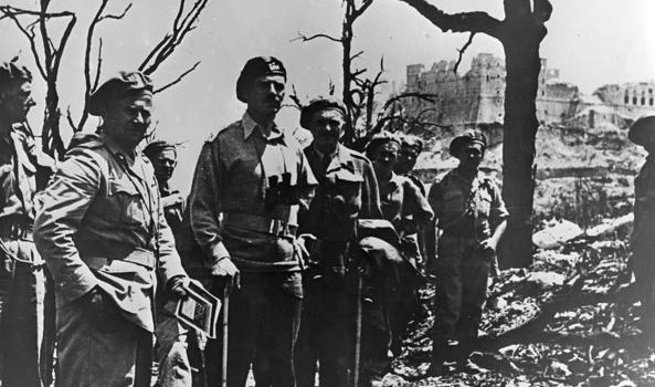 Caro Operai Contro, per 15 anni c’è tanto di contratto, per il profitto benedetto: “il canone d’affitto è così determinato»: all’abbazia vanno 15 centesimi per ogni litro di birra venduto, 2,5 euro per ogni pernottamento, un euro per ogni «coperto» e 20 centesimi per ogni biglietto d’ingresso; naturalmente, «per i monaci appartenenti all’abbazia di Montecassino l’ingresso sarà sempre libero». Da Varsavia sono arrivate le proteste ufficiali, tanto che a Natale c’è stata la chiusura. Niente affari. Ma solo per pochi giorni. Poi per 15 anni a ruota libera, senza Babbo Natale ma col profitto assicurato. L’indignazione dell’ambasciata polacca, non […]