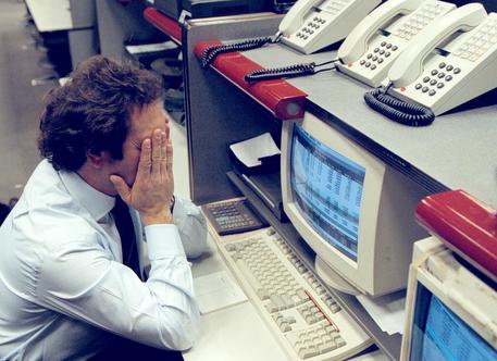 Redazione di Operai Contro, la crisi economica del capitalismo si riflette nelle borse. Ormai i giocatori vogliono solo vendere i loro pezzi di carta. Ci sono solo due imbecilli che girano per il bordello e assicurano i giocatori che tutto va bene. Le previsioni di ripresa erano delle stronzate. Gli italiani faranno bene a fare attenzione alle banche. I delinquenti del governo fregheranno i piccoli risparmiatori. Tanto i soldi dei padroni sono al sicuro nelle casseforti svizzere Operai il capitalismo non crollerà da solo. Operai dobbiamo organizzarci per abbattere lo stato dei padroni e imporre la nostra dittatura sui […]