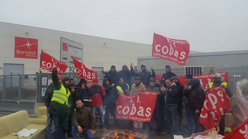 da sicobas.org „La mattina del 31 dicembre, ultimo giorno dell’anno, mentre tutta la città è intenta ai preparativi per festeggiare il Capodanno, i lavoratori e le lavoratrici del magazzino della Bormioli di Fidenza proseguono lo sciopero, che va avanti da almeno quattro giorni. Simone, delegato del Si Cobas, il sindacato combattivo che da alcuni anni ha la maggioranza degli iscritti nel settore della logistica nel Nord Italia, dalla Lombardia all’Emilia-Romagna, ci ha spiegato perchè i facchini sono ancora qui, nonostante l’accordo firmato da Cgil e Cisl. “Gli iscritti del Si Cobas sono 35, quelli della Cgil solo 4, gli […]