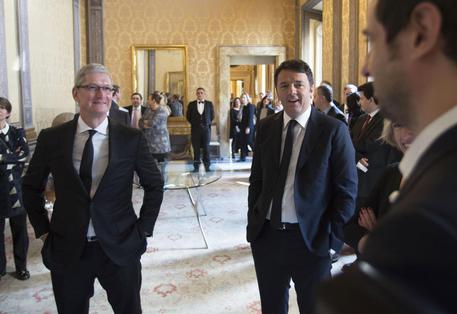 Redazione di Operai Contro, l’amministratore delegato di Apple prima passa a pagare Francesco in Vaticano,poi passa dal gangster Renzi. Dopo la balla di CISCO la balla di apple. Creerebbero a Napoli 600 posti di lavoro? Forse distruggendone 10000 Apple in Cina sfrutta gli operai si no a spingerli al suicidio La tecnica del gangster Renzi è chiara: Promesse tanto i giovani disoccupati sono delle pecore Un giovane disoccupato di Napoli Cronaca ANSA dell’imbroglio   Una visita dal Papa e poi a colloquio con il premier Renzi. Questo il programma dell’amministratore delegato di Apple, Tim Cook, in visita a Roma […]