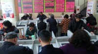 Redazione di Operai Contro, solo il gangster e il mostro, possono continuare a sostenere che l’economia è in ripresa. Un lettore dall’ANSA Le contrattazioni alle borse cinesi di Shanghai e Shenzen sono state temporaneamente sospese giovedì mattina per eccesso di ribasso, dopo che le azioni erano crollate di più del 7%. E’ la seconda volta questa settimana che le contrattazioni nelle borse cinesi vengono sospese per questa ragione La banca centrale cinese svaluta, nuovamente e a sorpresa lo yuan, il livello più basso dall’aprile 2011 e le prospettive per la crescita mondiale si sommano alle tensioni geopolitiche, non solo il […]