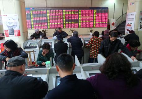 Redazione di Operai Contro, solo il gangster e il mostro, possono continuare a sostenere che l’economia è in ripresa. Un lettore dall’ANSA Le contrattazioni alle borse cinesi di Shanghai e Shenzen sono state temporaneamente sospese giovedì mattina per eccesso di ribasso, dopo che le azioni erano crollate di più del 7%. E’ la seconda volta questa settimana che le contrattazioni nelle borse cinesi vengono sospese per questa ragione La banca centrale cinese svaluta, nuovamente e a sorpresa lo yuan, il livello più basso dall’aprile 2011 e le prospettive per la crescita mondiale si sommano alle tensioni geopolitiche, non solo il […]