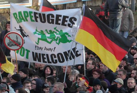Redazione di Operai Contro, ciò che è accaduto a Colonia e in altre citta tedesche il 31 Dicembre diviene un alibi per i padroni. La polizia tedesca ha permesso che un migliaio di emigranti commettesse reati contro le donne. Un migliaio su oltre un milione. Tutti gli emigranti sono sotto ricatto Angela Merkel ha subito proposto l’espulsione per gli emigranti che commettono un reato. Prima la Merkel ha voluto gli emigranti in Germania. Dovevano servire come ricatto contro gli operai tedeschi. Ora li minaccia di espulsioni. Una volta i padroni tedeschi consegnevano gli operai turchi ai dittatori turchi. Ora […]