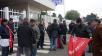   (ultime 4 ore di ogni turno) Alla luce dei continui provvedimenti disciplinari ingiusti inflitti ad altri lavoratori per aver commesso errori mentre svolgevano il loro lavoro, per le ore di multe comminate a quelle colleghe che si sono recate due minuti prima del timbro e per le continue pressioni esercitate dal nuovo direttore sulle operaie e sugli operai di questo stabilimento, la Fiom-Cgil indice un’altra giornata di mobilitazione contro questa politica assurda e dispotica nonché intimidatoria verso le operaie e gli operai. “Lei entra o esce?”è la domanda tendenziosa, ma anche un tantino risibile, che ultimamente siamo soliti […]