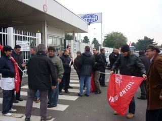   (ultime 4 ore di ogni turno) Alla luce dei continui provvedimenti disciplinari ingiusti inflitti ad altri lavoratori per aver commesso errori mentre svolgevano il loro lavoro, per le ore di multe comminate a quelle colleghe che si sono recate due minuti prima del timbro e per le continue pressioni esercitate dal nuovo direttore sulle operaie e sugli operai di questo stabilimento, la Fiom-Cgil indice un’altra giornata di mobilitazione contro questa politica assurda e dispotica nonché intimidatoria verso le operaie e gli operai. “Lei entra o esce?”è la domanda tendenziosa, ma anche un tantino risibile, che ultimamente siamo soliti […]