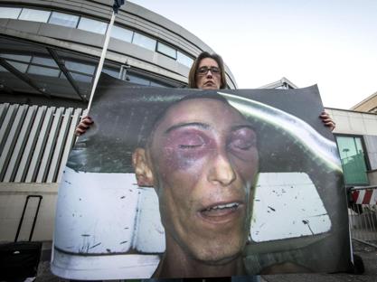 Redazione, Stefano Cucchi è stato pestato a morte In Italia e come bnegli USA. I magistrati indagano ancora Quando arriverà la condanna? Un lettore  Cronaca del corriere «Stefano Cucchi? Credevo che fossero esagerazioni di mio marito. Diceva: “Lo abbiamo pestato noi quel tossico…”. Si vantava: lui è sempre stato così nel suo lavoro: “ho fatto questo, ho fatto quello”, “ho avuto una missione importante” e così via. Tra carabinieri fanno così. Poi la radio ha trasmesso un’intercettazione in cui lui stesso parla con gli amici: “Ragazzi ci dobbiamo far dare la sospensione della pena…” Non è un’ammissione questa? La […]