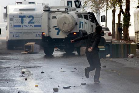 Redazione di Operai Contro, I ribelli curdi hanno fatto esplodere un’autobomba in una stazione di polizia a Cinar, nella provincia a maggioranza curda di Diyarbakir, attaccandola poi con razzi e armi da fuoco, Il dittatore Turco Erdogan bombarda i villaggi Curdi La potenza dell’esplosione ha distrutto parte del muro della stazione. Assaltati anche i vicini alloggi della polizia. In medio oriente nessun padrone potrà imporre i suoi interessi Un Lettore  