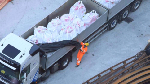 Caro Operai Contro, solo ora si scopre che c’era l’amianto nella pasta Das. Solo ora ci dicono che dal 1976 in poi l’amianto è stato sostituito dalla cellulosa. Evidentemente quando ci fu la sostituzione ne tacquero le ragioni, perché ne sarebbe nato uno scandalo, dal momento che è dagli anni trenta che in Italia si conosce la cancerosa e letale pericolosità dell’amianto. Ma come è successo in altri settori, la sete di profitto ha trovato la criminale commistione d’interessi tra padroni e politica, finché dopo anni di incubazione delle fibre respirate, decine di migliaia di operai si sono ammalati […]