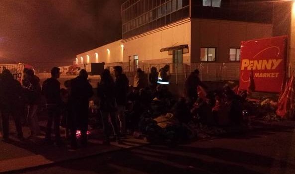 Redazione di Operai Contro, ogni  scusa è buona per intervenire contro gli operai che scioperano. Un lettore dal Corriere Sciopero, sciopero». Ma anche «Allah Akbar», ripetuto più volte. Attimi di tensione a Desenzano del Garda durante lo sgombero eseguito venerdì mattina dalla Polizia di un picchetto di protesta davanti al magazzino del supermercato Penny Market, chiuso da quattro giorni per lo sciopero di un gruppo di dipendenti di una cooperativa che lavora per conto del supermercato. Nei momenti concitati dello sgombero, dopo i consueti cori un pakistano ha gridato «Allah Akbar» davanti agli agenti della Digos che stavano facendo […]