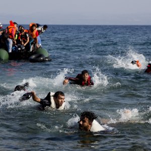 Redazione di Operai Contro, Sale a 21 morti, tra cui almeno 3 bambini, il bilancio del naufragio di un barcone di emigranti diretto all’isola greca di Lesbo, avvenuto la scorsa notte al largo della Turchia. Avete già pubblicato una corrispondenza in cui denunciavo che nel 2015 i morti sono stati più di 4000. I bambini sono più di 700. La strage continua Sono i padroni che li hanno assassinati. Sono i padroni che rinchiudono i sopravvissuti in campi di concentramento. Sono i padroni che sfrutteranno la forza lavoro degli emigranti per ricattare gli operai. Operai, emigranti, disoccupati,  organizziamoci per […]