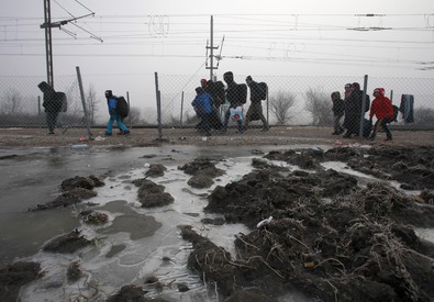 Redazione di Operai Contro, altro che accoglienza degli emigranti. Le espulsiosi da individuali diventano di massa Gli emigranti, vecchi e nuovi, sono avvisati i padroni europei sono pronti ad espellerli. Le motivazioni per le espulsioni possono essere le più disparate. Spero solo che i leccaculo della stampa e della TV la smettano di raccontarci balle sull’accoglienza Un operaio del senegal Dal fatto quotidiano   Fino a 80mila persone. E’ questo il numero di richiedenti la cui domanda è stata respinta che la Svezia vuole espellere. Ad annunciarlo è stato il ministro degli Interni Anders Ygeman, citato dalla Bbc, spiegando che […]
