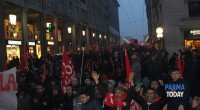 da Parmatoday ‘Non saremo più schiavi’: la protesta dei facchini del Si Cobas esplode in centro a Parma Dopo giorni e settimane di picchetti davanti ai cancelli del magazzino, di presidi permanenti giorno e notte davanti agli ingressi dell’azienda per la quale lavoravano i facchini della Bormioli Rocco di Fidenza iscritti al sindacato Si Cobas sono scesi in piazza a Parma per mostrare alla città, in gran parte ignara delle rivendicazioni salariali e contrattuali dei facchini che non hanno accettato il contratto sottoscritto da Cgil e Cisl, il contenuto della loro lotta per i diritti. VIDEO: IL CORTEO DEI […]