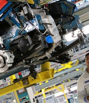 da ilmediano.com Straordinari da non pagare. L’azienda ieri ha avviato la procedura per i 12 turni, fino al sabato. Saranno destinati solo agli addetti in solidarietà. Ieri gli stessi sindacati firmatari dell’accordo Panda e del conseguente contratto dell’auto sono rimasti interdetti quando i dirigenti della Fiat di Pomigliano hanno annunciato, durante un incontro tenuto in fabbrica, l’intenzione di avviare la procedura per la realizzazione di 12 turni settimanali da destinare a soli 950 dei 1981 lavoratori dello stabilimento di Pomigliano sottoposti al regime del contratto di solidarietà. Si tratta di un esperimento in stile Marchionne dell’ ultraflessibilità e che, […]