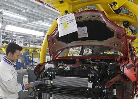 Redazione di Operai Contro, il capitalismo Italiano non recupera le perdite della crisi economica, ma non c’è da preoccparsi va molto bene la fiducia. Questa è un’analisi scientifica del MISE (Ministero dello Sviluppo economico). La fiducia cresce grazie a Renzi. Operai, lavoratori,pensionati,giovani e non giovani disoccupati applaudite il miracolo del gangster Renzi. Cazzo Renzi fa crescere la fiducia, ma fiducia in che cosa? Chi non ha fiducia è un gufo e non merita di vivere. Attenzione che il MISE ha dei professoroni ben pagati da Renzi. Uno sfiduciato ANSA L’Italia non riesce a recuperare le perdite della crisi e […]