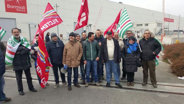Redazione di operai Contro, la CGIL organizza le squadracce contro gli operai in lotta da parmatoday.it Dopo circa un mese dall’inizio dei picchetti dei facchini del Si Cobas, che è anche in questi giorni in corso davanti ai cancelli della Bormioli di Fidenza, stamattina 22 gennaio si è svolto un corteo per le vie del centro. Ma questa volta a scendere in piazza non sono stati i facchini che lavorano all’interno del magazzino ma i dipendenti della Bormioli, insieme alla Cgil e i lavoratori del Consorzio Cal che non hanno fatto sciopero e non hanno partecipato ai picchetti. I dipendenti Bormioli […]