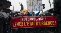 Redazione di Operai Contro, il macellaio Hollande pensava di poter mettere a tacere i suoi delitti imponendo ai Francesi lo stato di emergenza. Non è così migliaia di persone sono scese in piazza a Parigi per manifestare contro lo stato d’emergenza La prefettura ha infatti ritenuto che una manifestazione che si svolge su strade pubbliche non debba essere sottoposta ad autorizazzione ma semplicemente debba essere dichiarata. I francesi contrari al prolungamento dello stato d’emergenza e alla riforma della costituzione hanno potuto quindi radunarsi, sventolare le loro bandiere e innalzare striscioni come quello che apriva il corteo con la scritta […]
