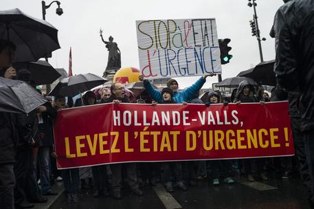 Redazione di Operai Contro, il macellaio Hollande pensava di poter mettere a tacere i suoi delitti imponendo ai Francesi lo stato di emergenza. Non è così migliaia di persone sono scese in piazza a Parigi per manifestare contro lo stato d’emergenza La prefettura ha infatti ritenuto che una manifestazione che si svolge su strade pubbliche non debba essere sottoposta ad autorizazzione ma semplicemente debba essere dichiarata. I francesi contrari al prolungamento dello stato d’emergenza e alla riforma della costituzione hanno potuto quindi radunarsi, sventolare le loro bandiere e innalzare striscioni come quello che apriva il corteo con la scritta […]
