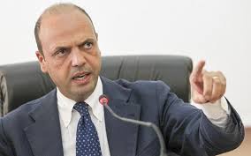 Caro Operai Contro, Renzi ha ragione, è in corso una vera e propria ripresa. Ti mando un articolo da Bresciatoday. Subito dopo i dati Istat. Saluti da un lettore di vecchia data. Un commando armato per il colpo di Capodanno: bottino da 20.000 euro. Furto dell’ultimo dell’anno alla sala slot Sisal di Via Carlo Zima a Brescia: un commando di tre persone – armati di pistola – ha fatto irruzione allo scoccar della mezzanotte, forzando una finestra sul retro e poi minacciando a pistole in faccia i dipendenti del locale. In pochi minuti i malviventi sono riusciti ad arraffare […]