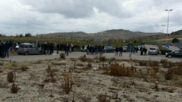 Redazione di Operai Contro, è iniziata questa notte la lotta degli operai, disoccupati e  delle loro famiglie contro la miseria a cui ci condannano  i padroni e il governo. La protesta di Gela, strade bloccate dagli operai  Dai bambini, ai pensionati, nessuno vuole stare più con il fiato sospeso. Serve una legge speciale a favore dei disocupati, dei precari, dei nuovi poveri e dei commercianti in crisi. Servono salute e lavoro. Vogliamo risposte”. Tra i motivi della protesta anche la paventata chiusura della raffineria e  la lunga e angosciante attesa per la riconversione in “green refinery”. Si aspetta da […]