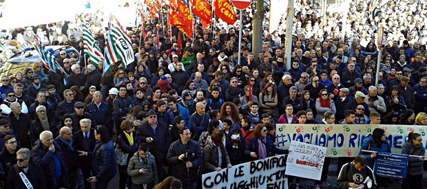 dal fatto quotidiano Per una settimana hanno bloccato gli accessi alla città, aspettando un minimo cenno da parte del governo centrale. Segnale che non è arrivato, e dopo sette giorni di blocchi e picchetti, diecimilapersone hanno invaso il centro di Gela, per stringersi attorno agli operai del petrolchimico Eni. Uno sciopero generale proclamato dal consiglio comunale, al quale ha aderito praticamente l’intero tessuto cittadino: professionisti, dipendenti pubblici, politici, studenti e persino sacerdoti hanno marciato all’ombra del petrolchimico, voluto 53 anni fa da Enrico Mattei. “Lo vedete questo cielo azzurro? Non è una buona cosa per voi. Finché resta pulito, […]