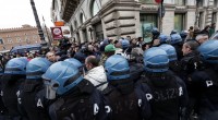 da infoaut.org di martedì 5 Gennaio Aggiornamenti ore 19: Gli attivisti fermati sono stati tutti rilasciati. ore 18: La polizia ha violentemente sgomberato il presidio. Gli agenti in assetto anti-sommossa hanno spintonato i solidali presenti mente i vigili del fuoco sono intervenuti per far scendere gli occupanti dalle impalcature. Sono 18 le persone fermate dalle forze dell’ordine. —————— Questa mattina i movimenti per il diritto all’abitare si sono arrampicati sulle impalcature del museo delle Cere in piazza SS. Apostoli, davanti alla Prefettura, per protestare contro il mancato blocco degli sfratti e degli sgomberi e il clima di paura che […]