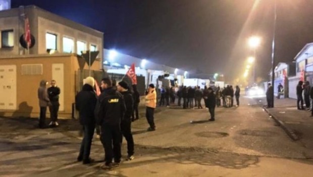  PIACENZA·MARTEDÌ 29 DICEMBRE 2015 Pubblichiamo di seguito un contributo scritto da alcuni compagni. Partiamo dalla cronaca. Nella notte fra il 22 e il 23 dicembre quattro facchini iscritti al S.I.Cobas vengono aggrediti dentro il magazzino GLS di Piacenza, dove opera la cooperativa SEAM. Ad aggredirli sono loro colleghi di lavoro iscritti alla CGIL, a volto coperto e armati di spranghe e sedie metalliche. Un’aggressione particolarmente cruenta (uno dei facchini è stato per quasi un giorno in coma, ora è fuori pericolo anche se ha vistose escoriazioni a tutto il volto) che non si spiega senza fare un tuffo nel […]