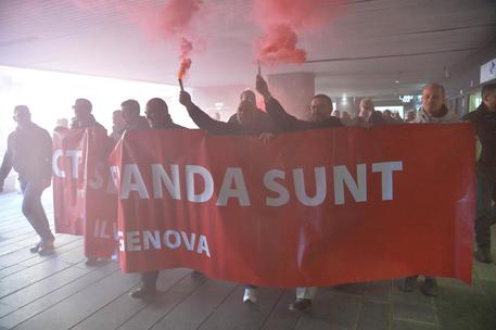 Redazione di Operai contro, Renzi per dare una mano ai padroni ha messo in vendita l’Ilva in tutta Italia. Questo miserabile buffone aveva firmato un patto garantendo la continuità retributiva. Renzi si è rimangiato l’accordo. Noi operai gli faremo ingoiare l’accordo Operai questo è il capitalismo: non esistono diritti per gli operai. Un operaio dell’ILVA di Genova Cronaca Genova 11 Gennaio ‘Pacta sunt servanda’: con l’enunciazione del principio cardine del diritto civile scritto su uno striscione è iniziato il corteo di alcune centinaia di lavoratori dell’Ilva di Genova che dallo stabilimento di Cornigliano sta raggiungendo il centro cittadino. ‘L’accordo […]