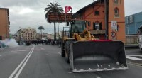 Redazione di operai contro, L’assemblea degli operai dell’Ilva convocata questa mattina da Fiom e Failms ha deciso l’occupazione della fabbrica per alzata di mano. Gli operai sono scesi in strada con i mezzi e stanno al momento occupando la rotonda che si trova tra la strada Guido Rossa e il terminal Spinelli a Cornigliano. Gli operai dell’Ilva stanno effettuando un blocco stradale in via Cornigliano nei pressi della stazione anche con due grandi mezzi. Sono stati incendiati alcuni copertoni e un cassonetto è stato rovesciato in strada. La strada è stata chiusa al traffico. Dopo aver occupato la strada […]