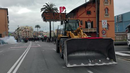Redazione di operai contro, L’assemblea degli operai dell’Ilva convocata questa mattina da Fiom e Failms ha deciso l’occupazione della fabbrica per alzata di mano. Gli operai sono scesi in strada con i mezzi e stanno al momento occupando la rotonda che si trova tra la strada Guido Rossa e il terminal Spinelli a Cornigliano. Gli operai dell’Ilva stanno effettuando un blocco stradale in via Cornigliano nei pressi della stazione anche con due grandi mezzi. Sono stati incendiati alcuni copertoni e un cassonetto è stato rovesciato in strada. La strada è stata chiusa al traffico. Dopo aver occupato la strada […]