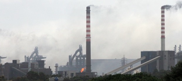 DAL FATTO QUOTIDIANO Slitta di altri sei mesi, al 30 giugno 2017, il termine entro cui dovrà andare a regime il piano ambientale e sanitario dell’Ilva. Lo stabilisce un emendamento Pd al decreto sulla cessione degli stabilimenti dell’acciaieria tarantina approvato dalle commissioni Ambiente e Attività produttive alla Camera. Con la modifica, il piano no dovrà più essere realizzato entro fine 2016 come prevedeva il testo originario. Allo stesso tempo vengono prorogate l’Aia e l’autorizzazione all’esercizio di impresa. Ed è passato anche l’emendamento del governo che prevede la possibilità per i commissari di ottenere 800 milioni di euro in due anni sotto forma di prestito statale […]