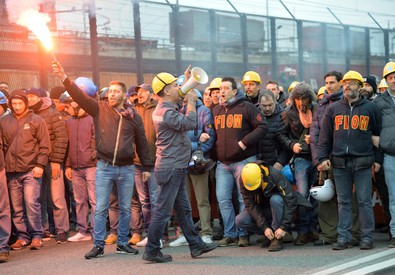 Redazione di Operai Contro., è il terzo giorno di proteste a Genova per gli operai dello stabilimento Ilva di Cornigliano iscritti alla Fiom che manifestano a difesa dell’Accordo di Programma firmato nel 2005 che a fronte della chiusura della lavorazione a caldo prevedeva il mantenimento dei livelli occupazionali e di reddito. La Fiom teme che con la vendita di Ilva l’Accordo venga disconosciuto. Con i lavoratori Ilva scioperano anche i dipendenti di altre aziende metalmeccaniche. Il corteo che da Cornigliano tentava di raggiungere la Prefettura,  è stato bloccato da blindati delle forze dell’ordine in Lungomare Canepa, la strada principale […]
