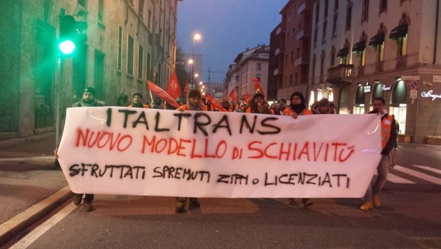 Bg Report 15 ore fa · ‪#‎Bergamo‬ in tilt: ‪#‎lavoratori‬ di ‪#‎Italtrans‬ scendono in piazza ormai da 4 giorni contro ‪#‎sfruttamento‬ e per rivendicare i propri ‪#‎diritti‬ Radio Popolare Radio Onda d’Urto Radio Blackout 105.250 RADIO ONDA ROSSA – 87.9 FM Corrispondenze Operaie – Radio Onda Rossa 87,9 fm Clash City Workers Chicago86 Sportello Lavoro – Kascina Autogestita Popolare Si Cobas Lavoratori Autorganizzati Lavoratori e lavoratrici in lotta a Verona