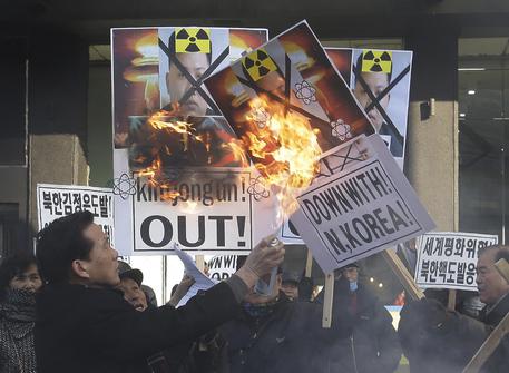 Redazione di Operai Contro, I padroni si preparano alla guerra atomica. hanno la bomba H: – i padroni USA – i padroni Russi – i padroni della Gran Bretagna – I padroni Francesi – I padroni cinesi – I padroni della Korea del nord hanno la bomba atomica – Israele – India – Pakistan – Iran L’Italia è un immenso deposito di bombe atomiche. I militari e civili morti nei campi di tiro sono una dimostrazione del loro utilizzo L’ONU è l’organizzazione della morte mondiale Guerra alla guerra dei padroni Un lettore  