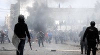 Continuano le proteste e le mobilitazioni 6 anni dopo le grandi manifestazioni di piazza che costrinsero l’allora presidente Ben Alì alla fuga. In particolare a Kasserine, città da cui è partita quella che viene definita la “Rivoluzione della dignità”, è occupato da due settimane il Governatorato, con manifestanti in sciopero della fame e con le bocche cucite. Nel frattempo gli scontri continuano a Tunisi e in altre città, con decine di arresti. Il governo, tra le misure specifiche per risolvere la situazione, aveva promesso la creazione di 5.000 posti di lavoro, notizia poi smentita: si trattava della regolarizzazione di […]
