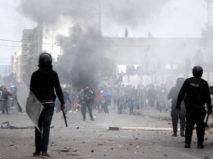 Continuano le proteste e le mobilitazioni 6 anni dopo le grandi manifestazioni di piazza che costrinsero l’allora presidente Ben Alì alla fuga. In particolare a Kasserine, città da cui è partita quella che viene definita la “Rivoluzione della dignità”, è occupato da due settimane il Governatorato, con manifestanti in sciopero della fame e con le bocche cucite. Nel frattempo gli scontri continuano a Tunisi e in altre città, con decine di arresti. Il governo, tra le misure specifiche per risolvere la situazione, aveva promesso la creazione di 5.000 posti di lavoro, notizia poi smentita: si trattava della regolarizzazione di […]