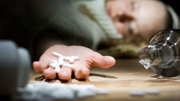 Cara Redazione, negli Usa una delle conseguenze della “crescente disuguaglianza” miete 47mila vittime l’anno: un record della grande crisi. Saluti da una lettrice.   L’articolo del Sole 24 ore NEW YORK – È la nuova pandemia. Il nuovo esercito silenzioso di vittime che si è trascinato dalla grande crisi a una ripresa debole e che ancora lascia ferite aperte nella società americana. Ne ha parlato con toni allarmati Barack Obama nel Discorso sullo Stato dell’Unione. La riconoscono a denti stretti anche numerosi leader repubblicani. È la strage per overdose di farmaci o droghe, legali e illegali, da potenti antidolorifici […]