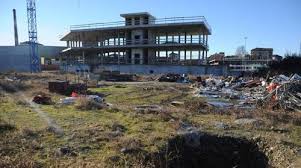 Che sorpresa egregio Direttore! La terra dei fuochi alle porte di Milano! Il sospetto è che i miasmi soffocanti provengano dal Polo chimico, investendo una mappatura di diversi comuni. Sembra di essere agli albori della rivoluzione industriale. Invece questo è il moderno capitalismo con i suoi politici. Per chiedere loro spiegazioni, bisogna farlo addirittura con una raccolta di firme! Ma quand’è che ci decidiamo di mandarli affanculo? Vi mando un articolo del Giorno della Martesana. Saluti da Vimercate.   Pioltello (Milano), 17 gennaio 2015 – Oltre 350 firme raccolte in meno di tre ore: a Pioltello è iniziata la […]