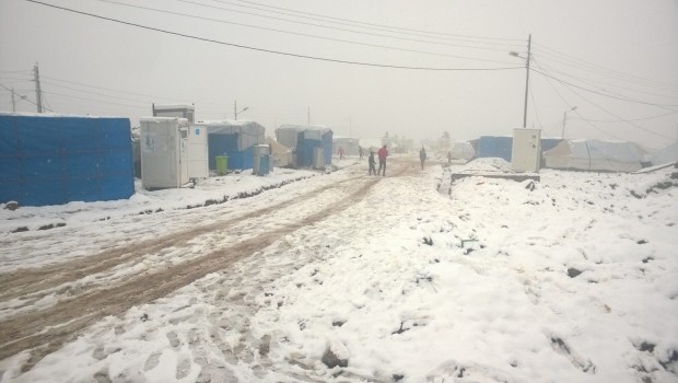 da infoaut.org Ieri sera i telegiornali hanno dato la notizia, condita di contrite frasi di circostanza, della morte per congelamento di un bambino di quattro mesi, Faris Khidr Ali, in un campo profughi di Batman, nel Kurdistan settentrionale (Turchia). Mentre i quotidiani hanno presentato la sua famiglia come siriana, alcune emittenti televisive (ad es. La7) hanno sostenuto provenissero dalla città di Cizre, ma hanno – come sempre – evitato di approfondire la circostanza. In realtà fonti da Cizre ci hanno spiegato che si trattava del secondogenito di una famiglia siriana che aveva di recente attraversato la frontiera nei pressi […]